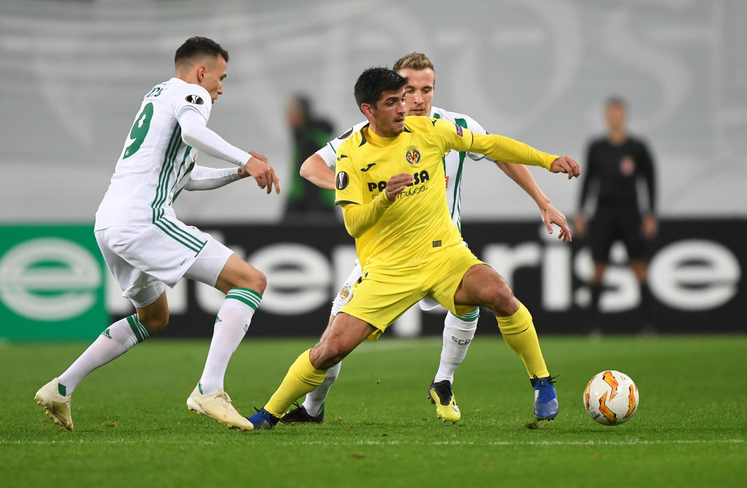 Gerard Moreno controla el balón.