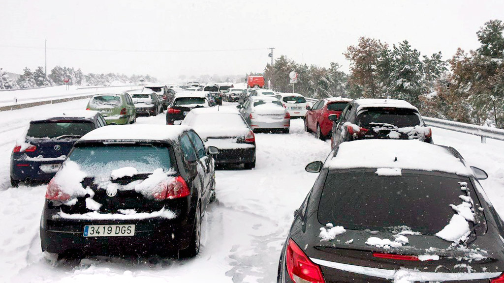 La nieve causó el pasado invierrno  importantes problemas de tráfico en los primeros días del año. / KAMARERO
