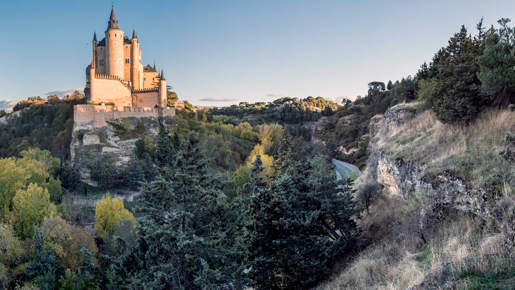 Un lugar de interés geológico seleccionado por los expertos del Instituto Geológico y Minero es el valle del Clamores, con estratos que se formaron hace 80 millones de años. / Kamarero