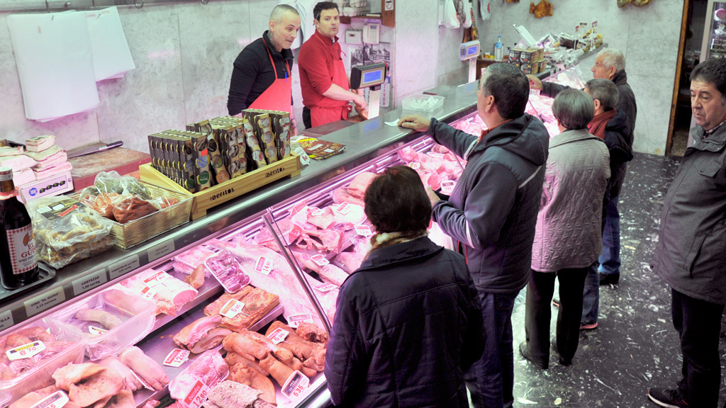 Un importante número de establecimientos de la capital abrió sus puertas en la jornada de ayer, a pesar de ser domingo, para las compras de última hora.