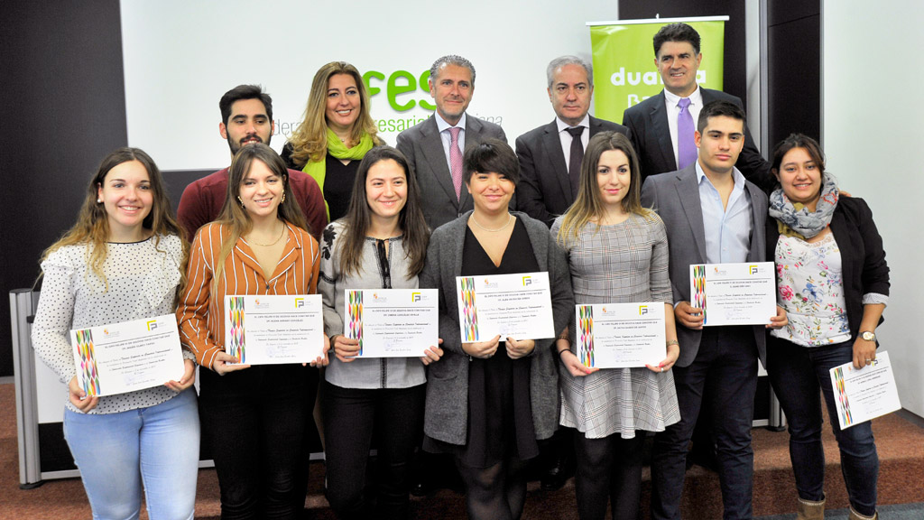 Los alumnos de FP Dual muestran los diplomas que entregaron Lola Peñas, Andrés Ortega, Agustín Sigüenza y Juan José Escobar. / KAMARERO