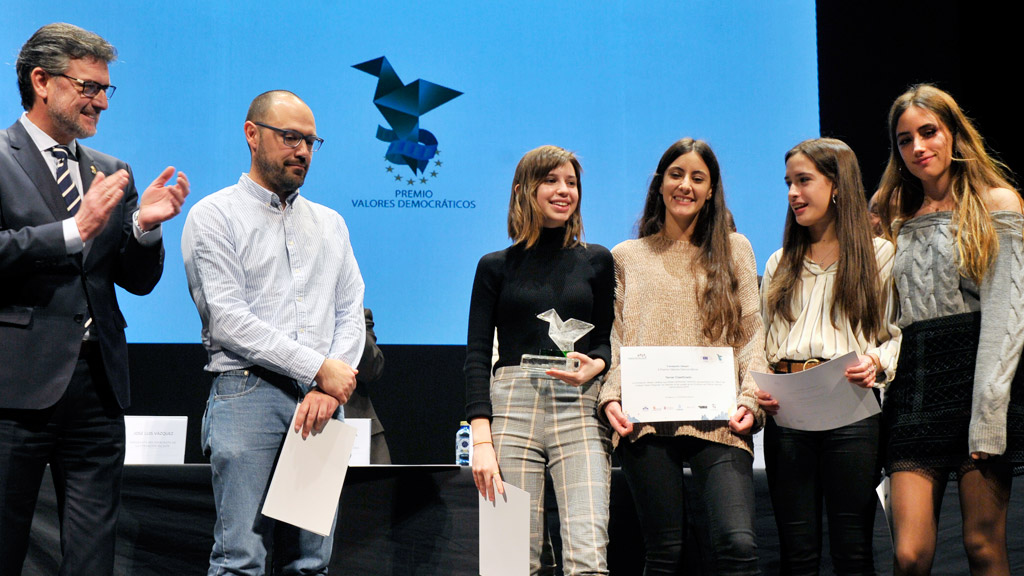 Los alumnos del Colegio Claret, de Segovia, reciben el tercer premio por el trabajo ‘Manos por la igualdad’. / KAMARERO