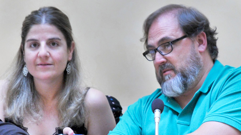 Cosme Aranguren, durante un pleno municipal, junto a la otra concejala de Centrados, Esther Bermejo. / Kamarero