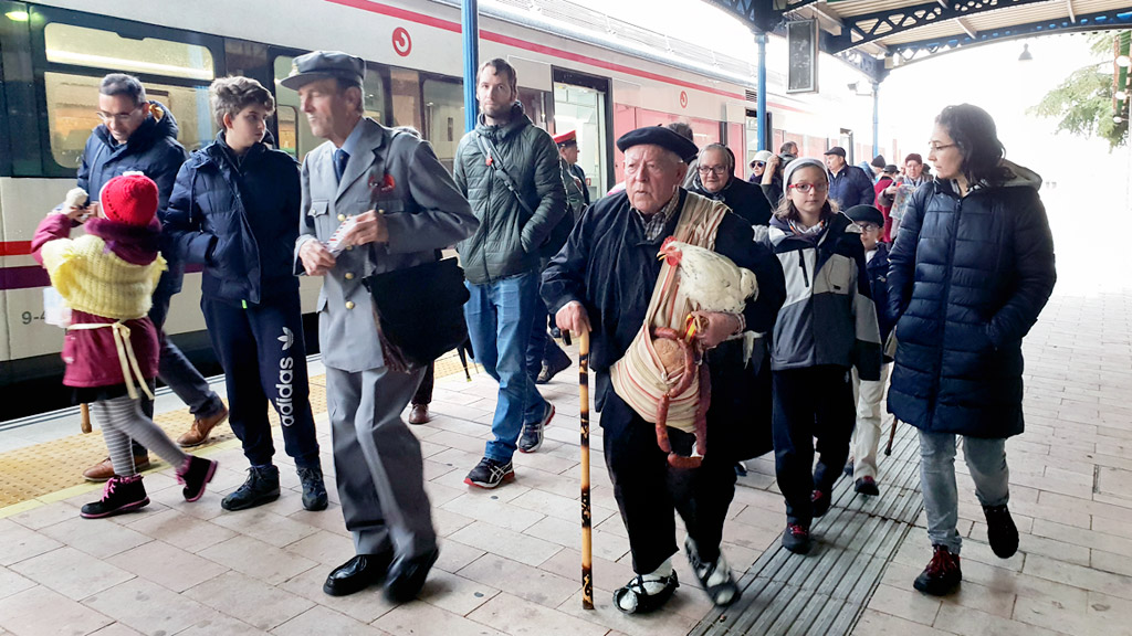 Alrededor de una treintena de personas se atavió recordando a los personajes que una vez poblaron los andenes de dicha terminal.