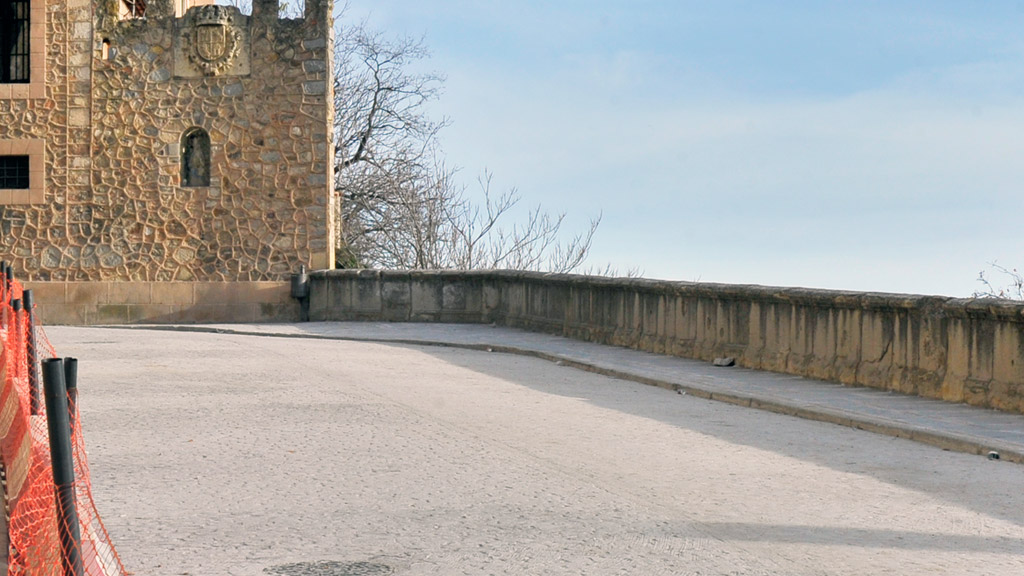 Está previsto ubicar la escultura del diablo en la zona superior del pretil de la calle de San Juan. / Kamarero