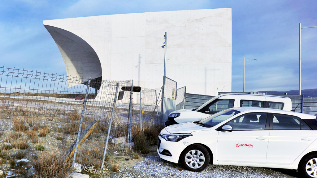 Coches en el edificio CIDE del CAT