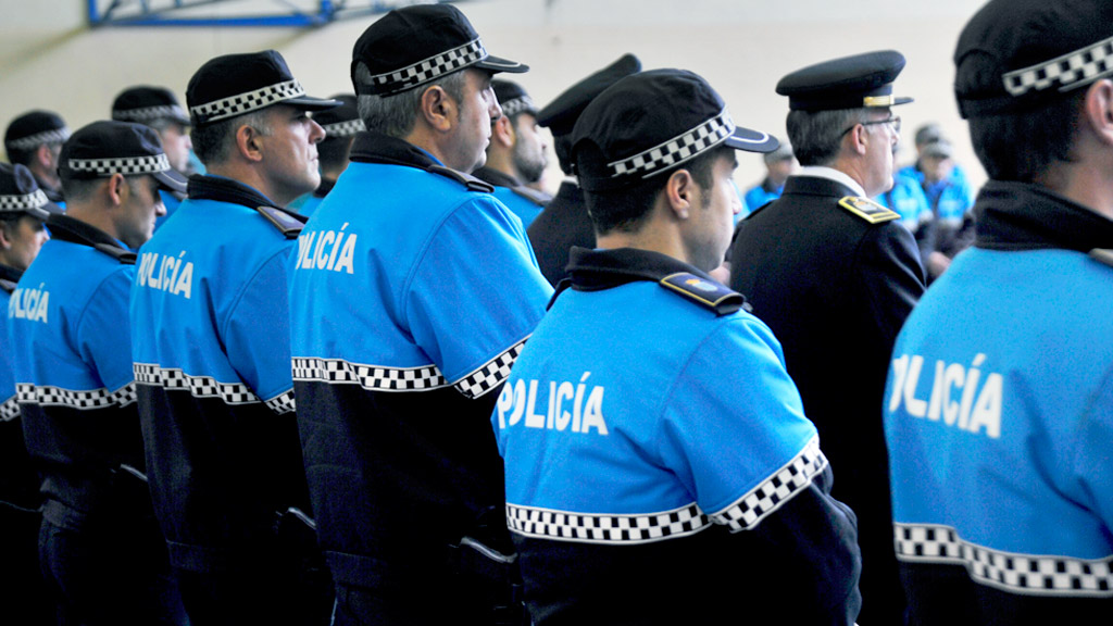 Agentes de la Policía Local de Segovia durante los actos de la fiesta de su patrón, el Ángel de la Guarda, en marzo. / Kamarero