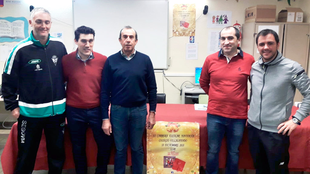 Padres y profesores presentan la III Carrera Escolar Navideña 'Colegio Villalpando'. / E. A.