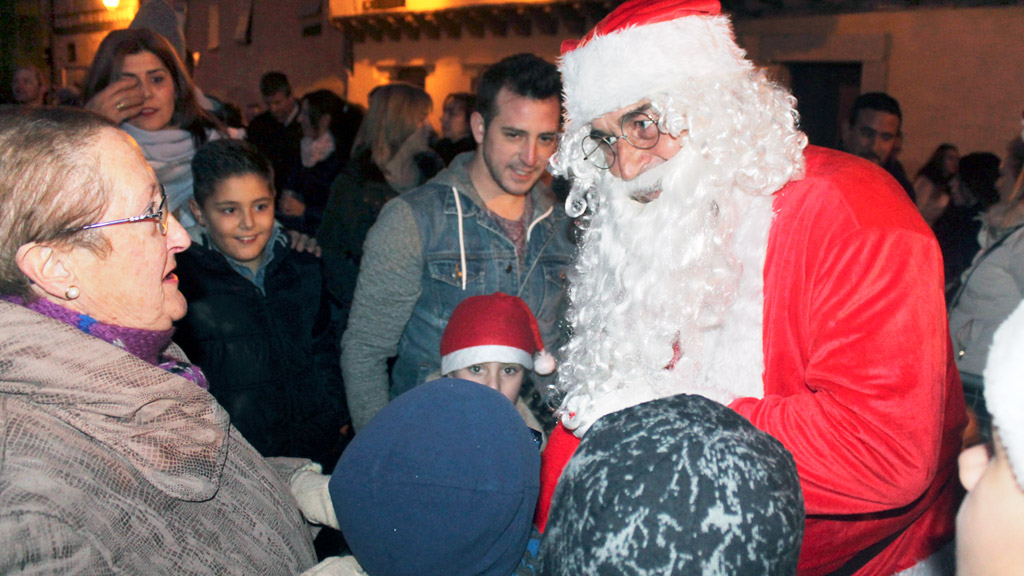 Los vecinos de San Lorenzo recibieron ilusionados a Papá Noel el 24 de diciembre de 2017. / M. G.
