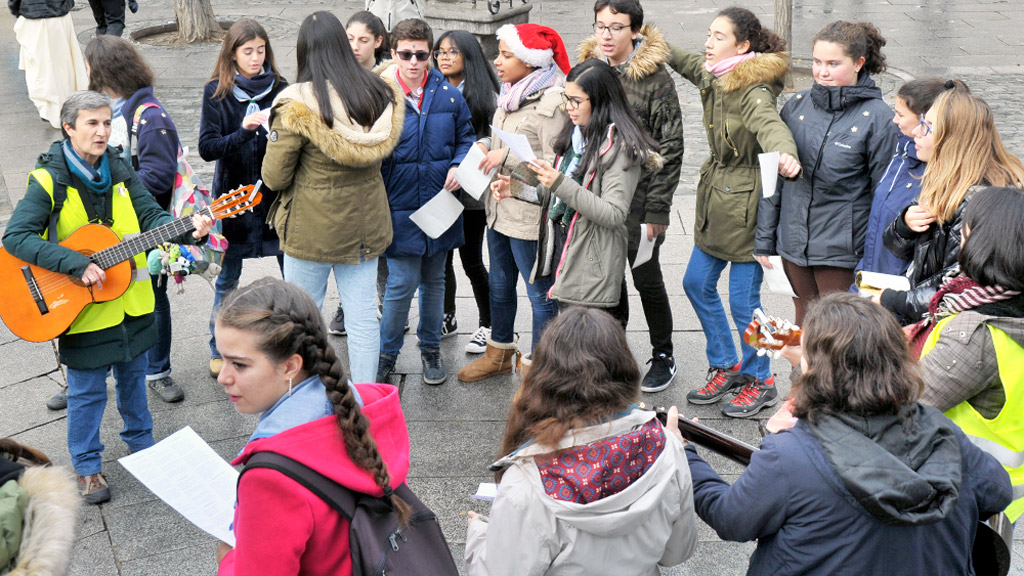 Los integrantes de los grupos ADAMAH de varios colegios Concepcionistas de Madrid y del centro educativo de Segovia desearon unas muy felices fiestas a todos aquellos que paseaban, en la mañana de ayer, por las calles principales de la capital. Los alumnos, en un acto amenizado por el canto de villancicos y la música de las guitarras, obsequiaron a los viandantes con una pegatina en forma de estrella con el mensaje ‘Jesús nace para ti’.