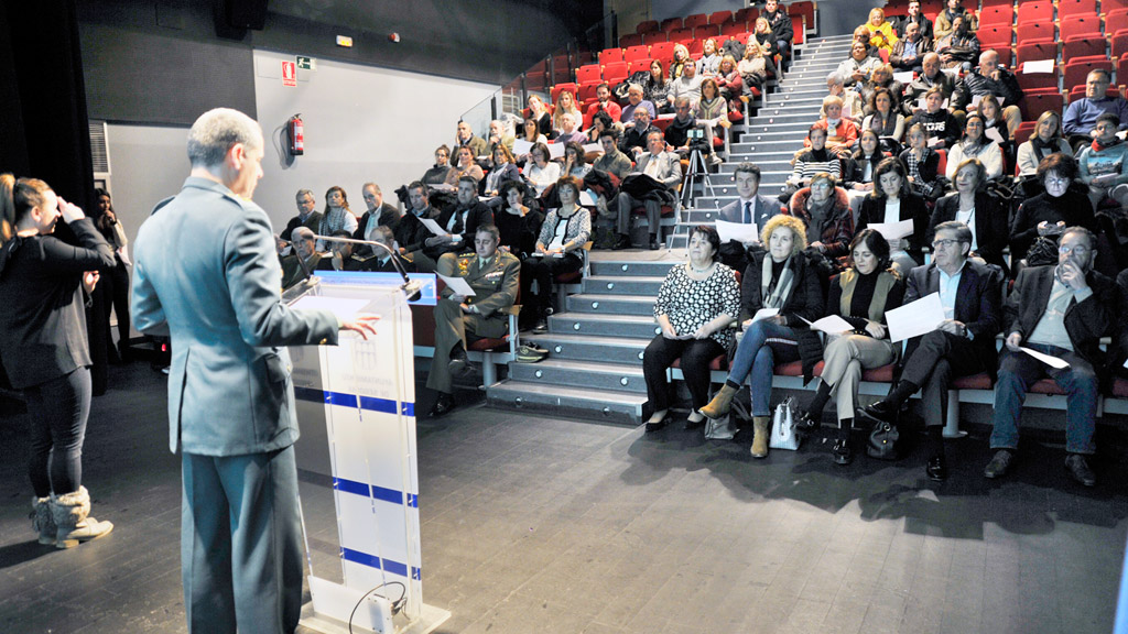 El teniente coronel de la Guardia Civil, jefe de la Comandancia de Segovia, José Luis Ramírez, leyó el artículo 3 (sobre la lengua oficial) en un acto que contó con una intérprete de la lengua de signos, mientras en una pantalla se proyectaban los artículos de la Constitución de forma simultánea a su lectura. / Kamarero