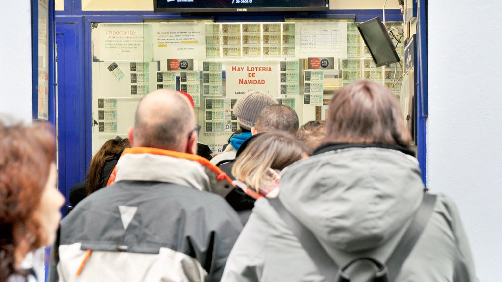 Los segovianos esperan casi hasta el último día para comprar los décimos de Navidad. / kamarero