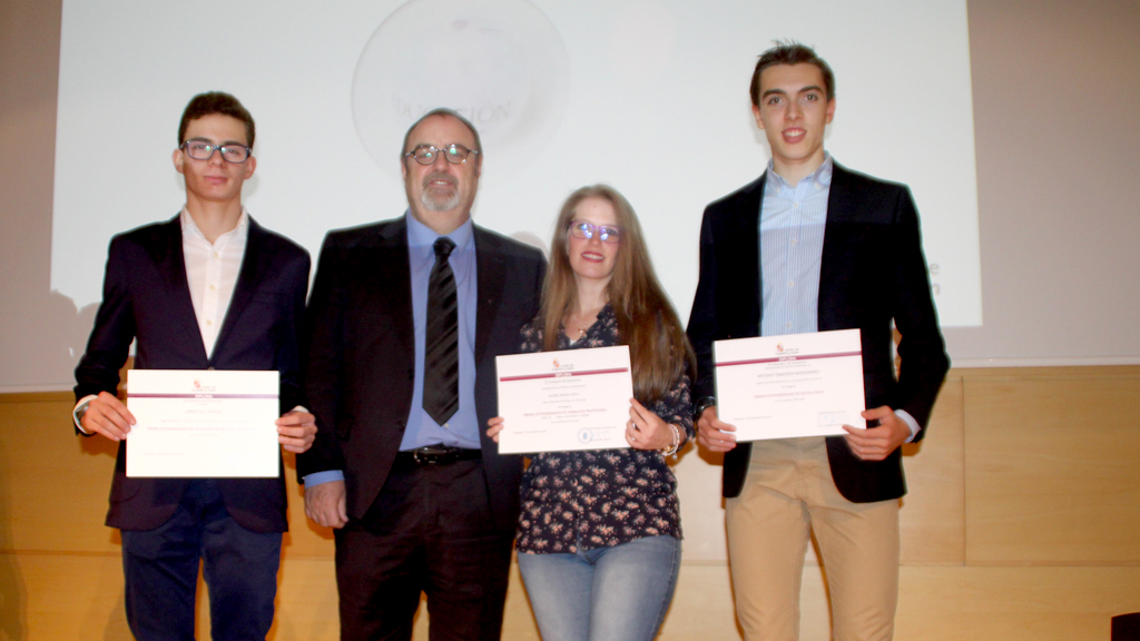 Los estudiantes Jorge Gil Chousa, Desirée Arranz Nieto y Antonio Tabanera Manzanares con el consejero Fernando Rey. / E. A.