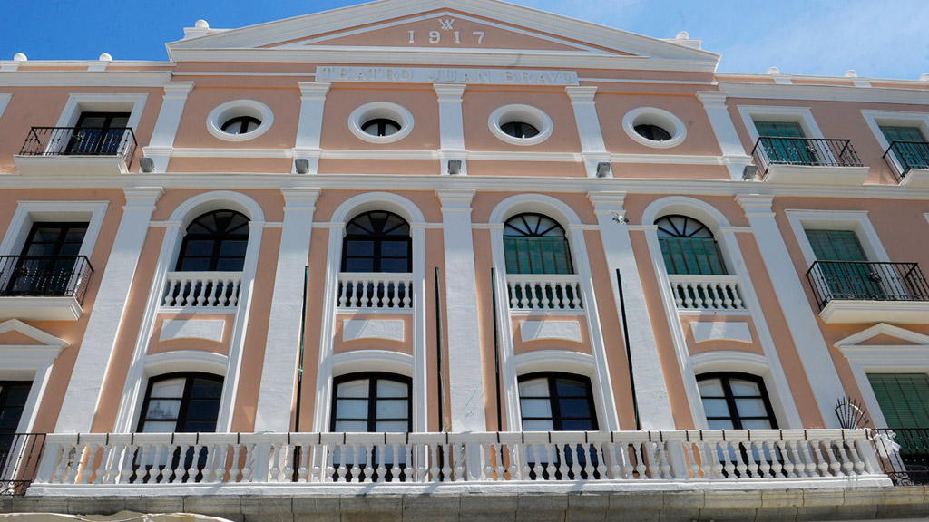 10-1kama_Teatro-Juan-Bravo-Fachada_KAM0949