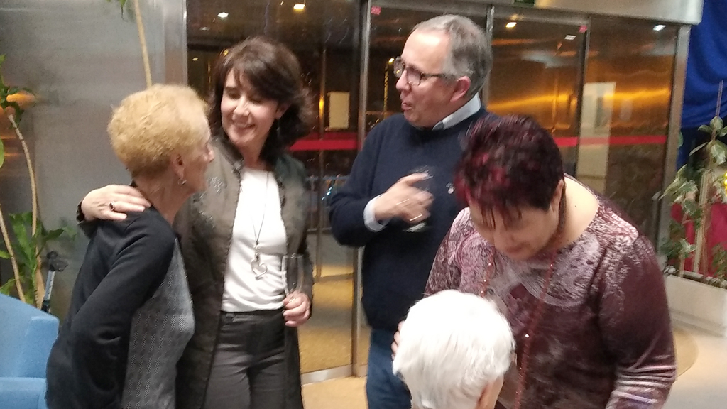 Carmen Well, Javier López-Escobar, y Clara Luquero, saludando a algunas de las internas de la Residencia. / el adelantado