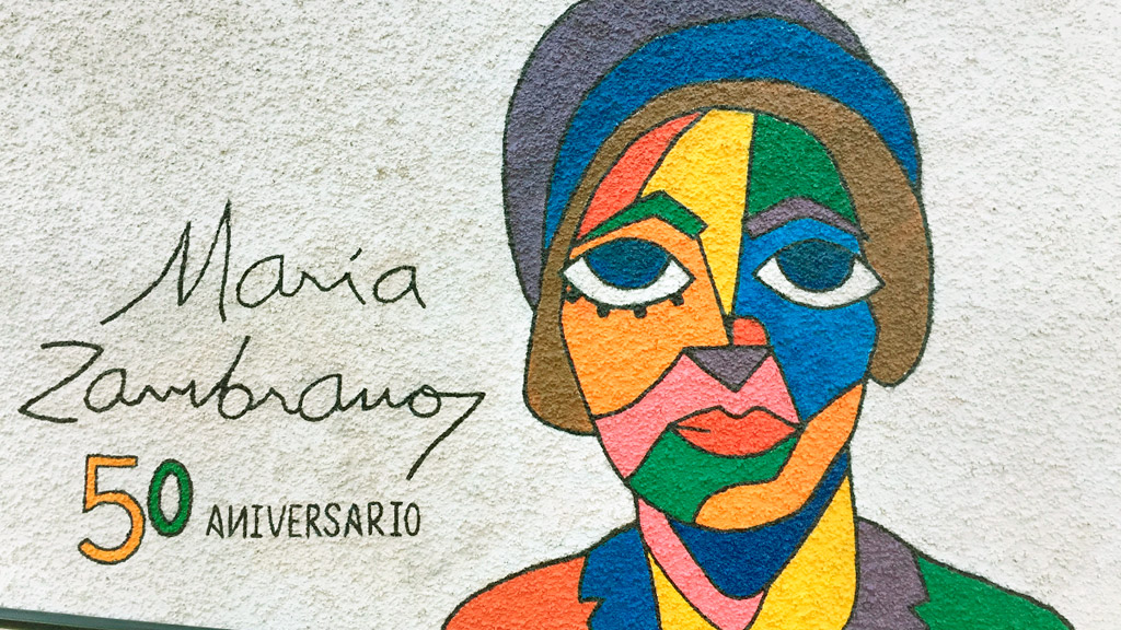 El mural creado por la alumna Vera Morcillo anuncia la conmemoración de la apertura del instituto de El Espinar. / E. A.