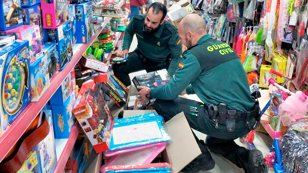 Dos de los agentes, realizando una de las inspecciones en uno de los establecimientos. / guardia civil