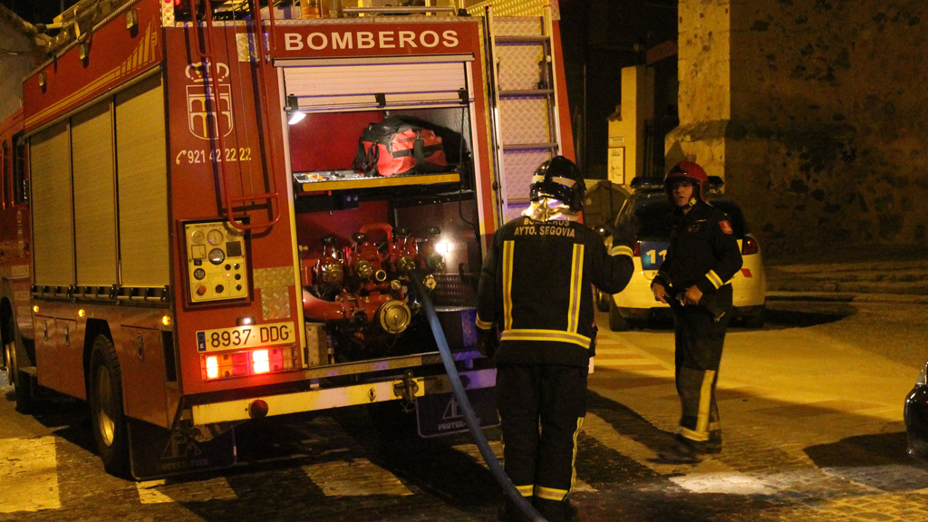 Los bomberos desplazaron un  camión autobomba hasta el lugar de los hechos, mientras la Policía Local y Nacional regulaba el tráfico y controlaba la situación en la zona. / M.G.