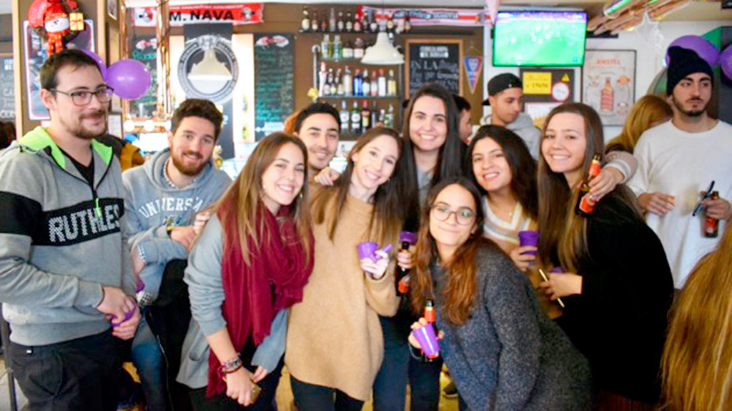 Un grupo de estudiantes respondió a la invitación de Publicatessen para celebrar su particular ‘Nochevieja’. / E. A.