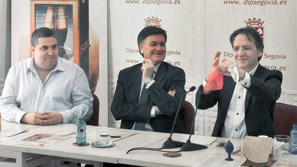 Juan Mayoral realizó alguno de sus trucos de magia durante la rueda de prensa. / el adelantado