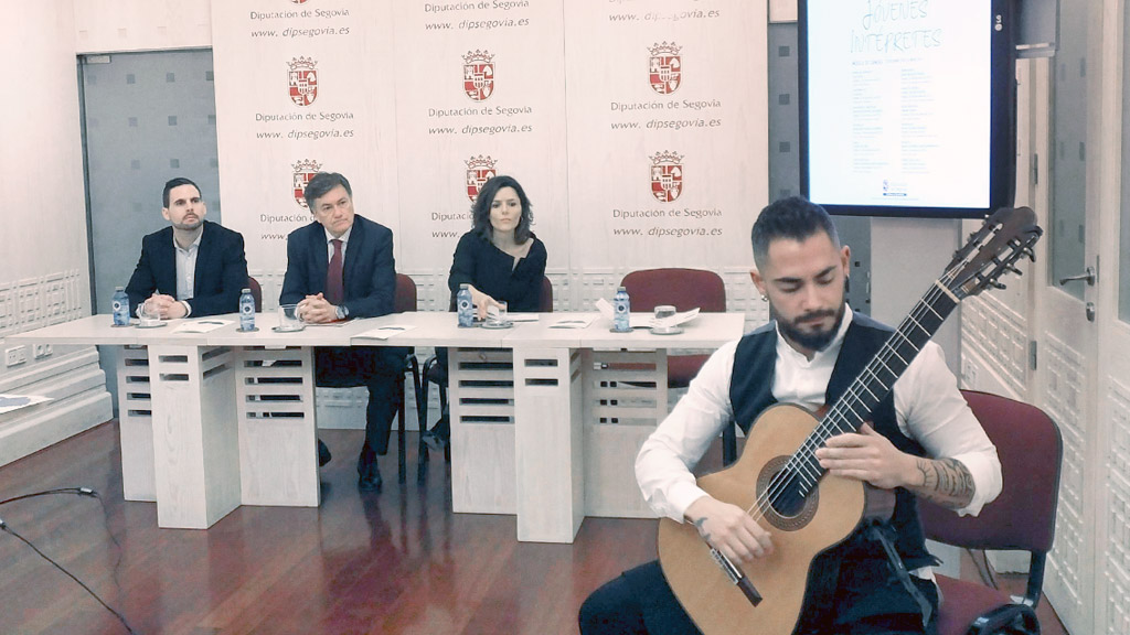 Unai Insausti interpretó uno de sus temas con la guitarra clásica en la presentación de ‘Jóvenes Intérpretes’.