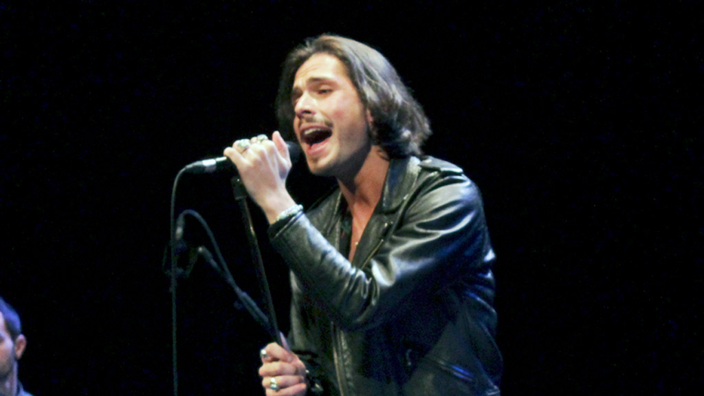 Fredi Leis sobre las tablas del Teatro Juan Bravo de la Diputación.