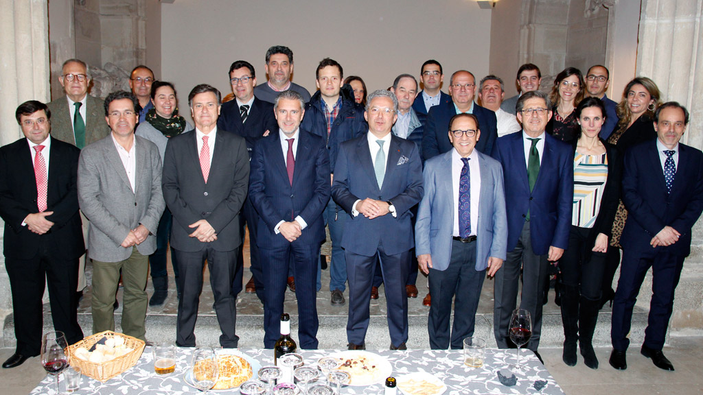 Los miembros del plenario de la Cámara de Comercio de Segovia, participaron en una visita guiada al Museo Esteban Vicente. / nerea llorente