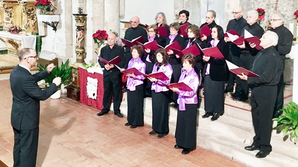 La coral local, durante su actuación. / el adelantado