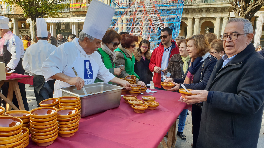 Un importante número, tanto de segovianos como de turistas que se encontraron con los judiones en plena ebullición, formaron parte de este evento solidario en favor de la AECC. Junto con la ración de legumbres típicas segoviana se ofreció pan y agua a quienes adquirieron los tickets que tuvieron un precio de cinco euros.