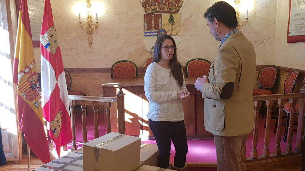 El alcalde conversa con Laura Aréval0, junto a las cajas con el material donado. / el adelantado