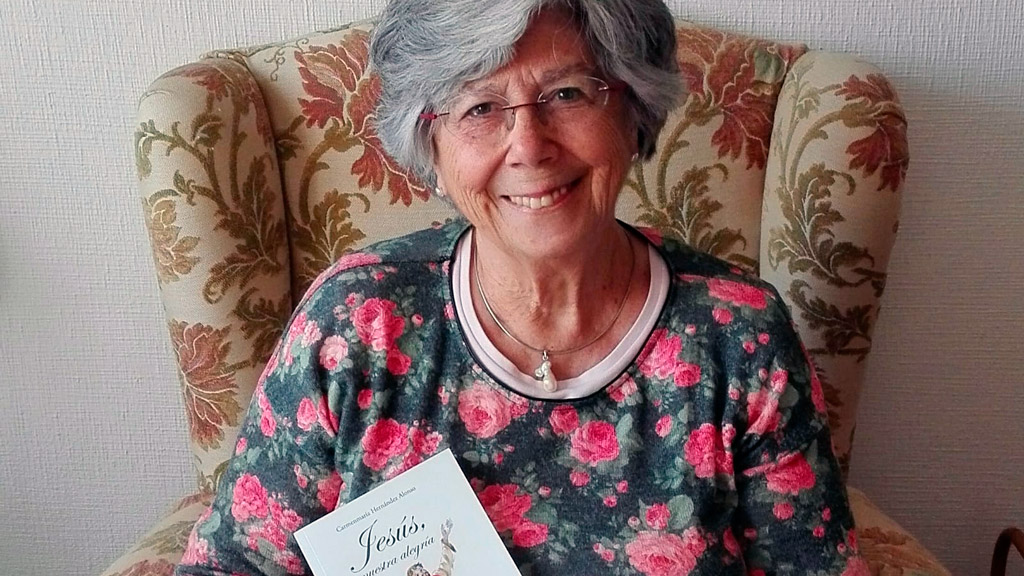 Carmenmaría Hernández muestra un ejemplar de su último libro./ EL ADELANTADO