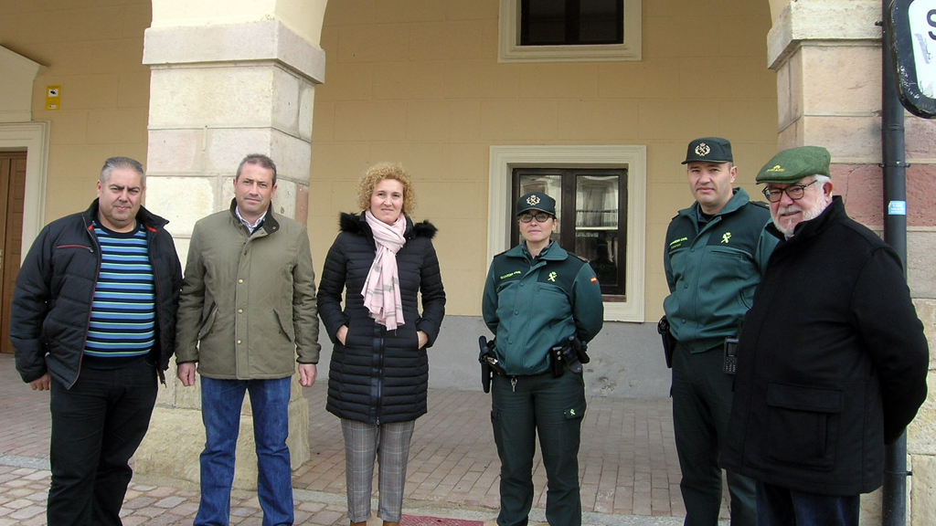 Juan Montes, Fernando Herrero, Lirio Martín, los agentes de la Guardia Civil, y Jesús Bravo, a las puertas del Ayuntamiento./ E.A.