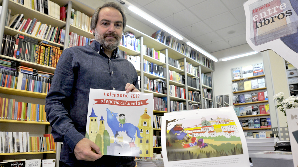 José Domingo Pardillos muestra el calendario 2019 ‘Segovia de cuentos’ con obras de la ilustradora María Albarrán. / KAMARERO
