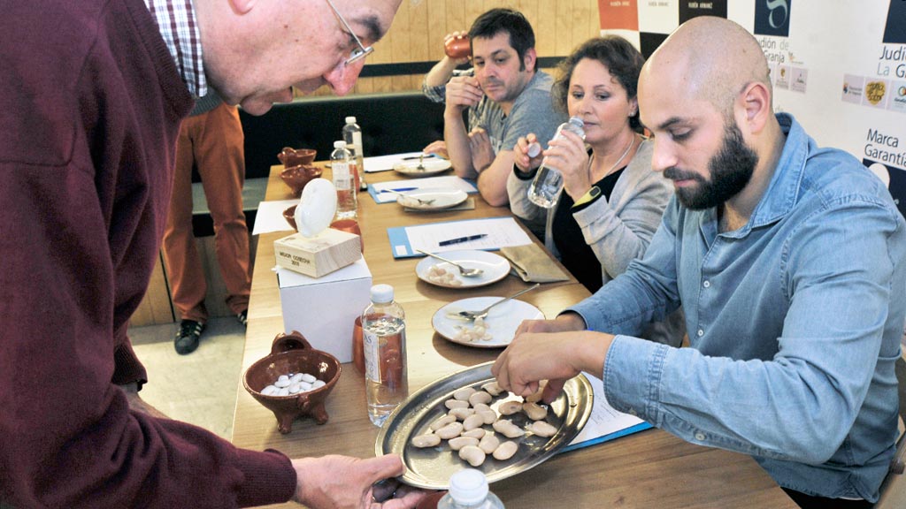 1El Comité de Cata Oficial, durante el concurso de la mejor cosecha. / KAMARERO