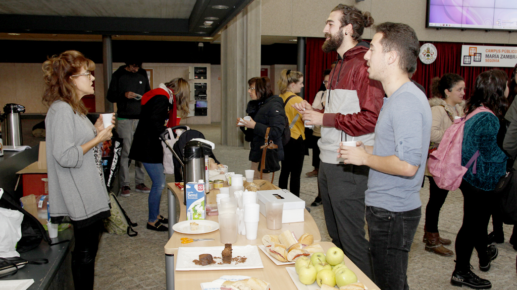 Adepu y los alumnos del campus recaudan fondos con un desayuno navideño. / NEREA LLORENTE