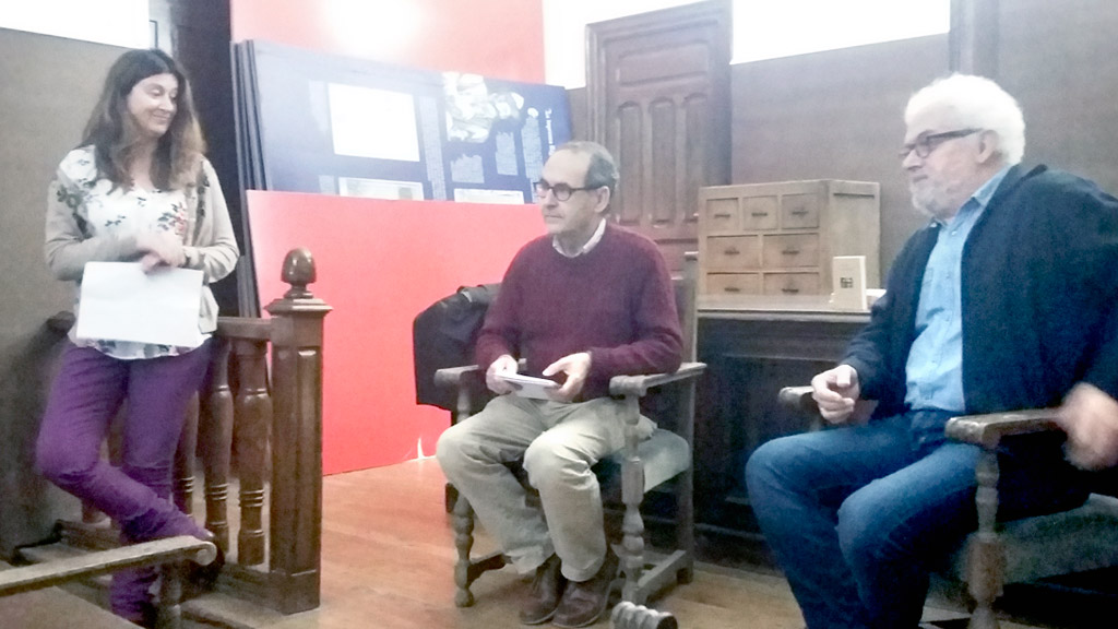 Un momento de la presentación, con el escritor segoviano en el centro. / el adelantado