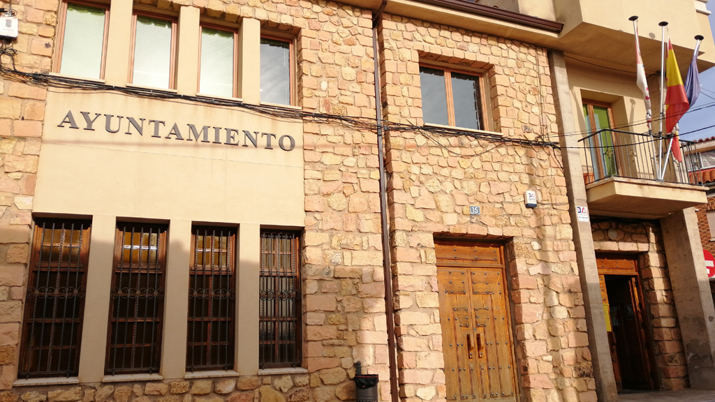 Imagen de la fachada del Ayuntamiento de La Lastrilla. / El adelantado