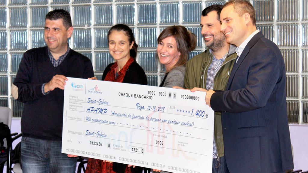 Los responsables de Saint-Gobain y la asociación APAMP durante el acto de entrega del cheque.