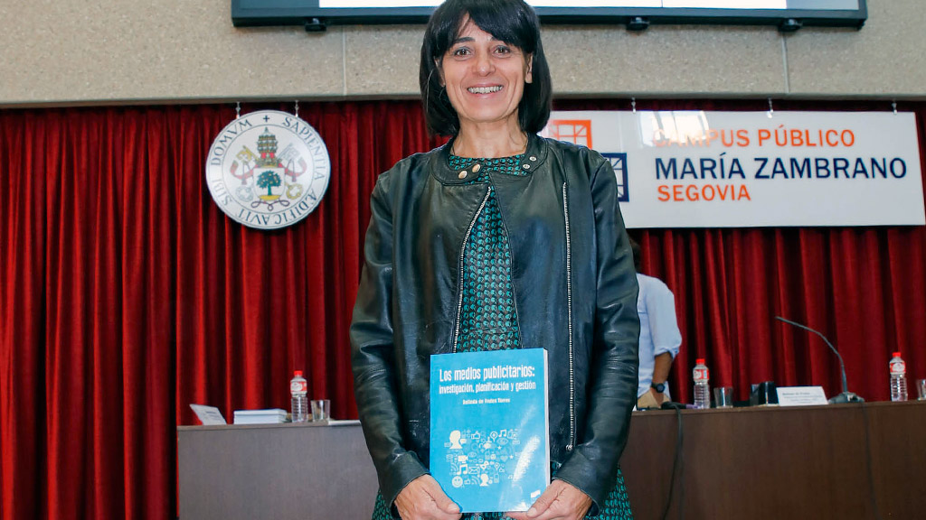 Belinda de Frutos con su trabajo sobre medios de comunicación. / ALBERTO MORALA