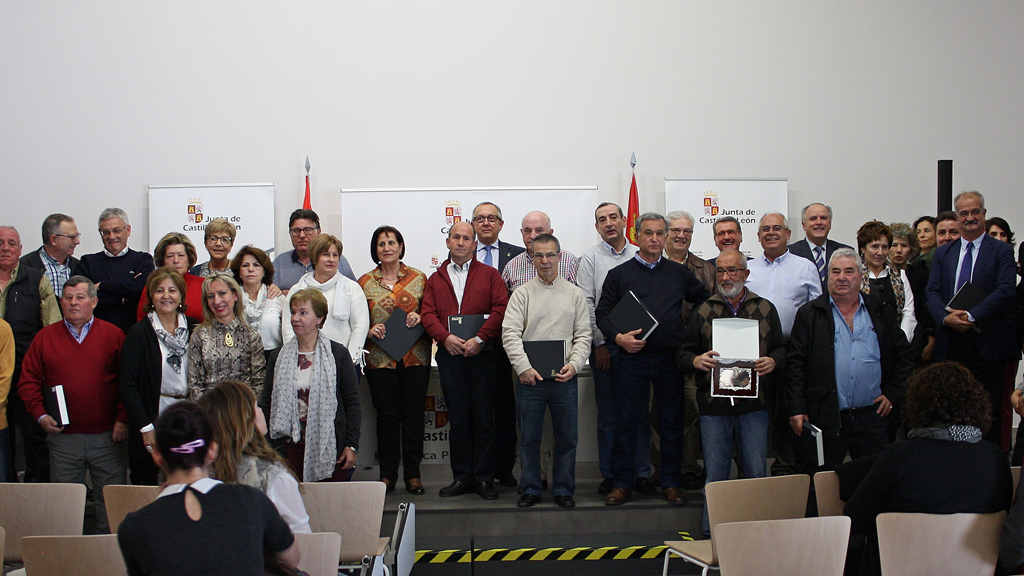 Foto de los homenajeados, junto con los responsables de la Delegación y los servicios territoriales de la Junta. / el adelantado