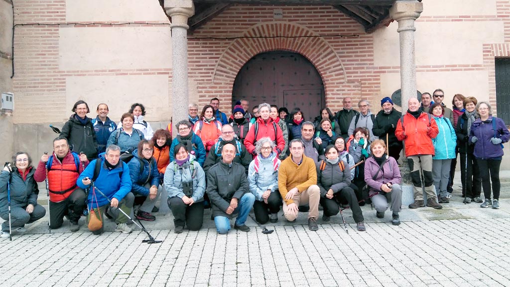 Participantes en la última ruta de la Diputación, en la ermita de Pinarejo. / el adelantado