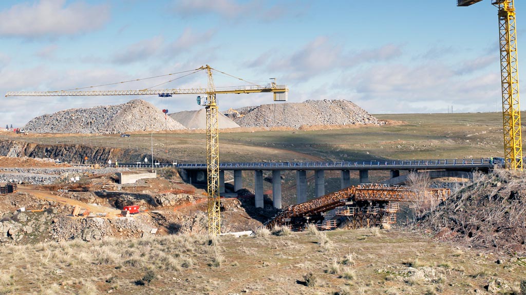 Los residuos se acumulan junto a la carretera de Palazuelos. / nerea llorente