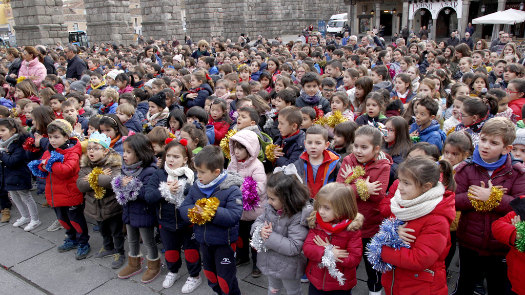 Niños de todas las clases se dieron cita ayer por la mañana junto al monumento romano. / nerea llorente