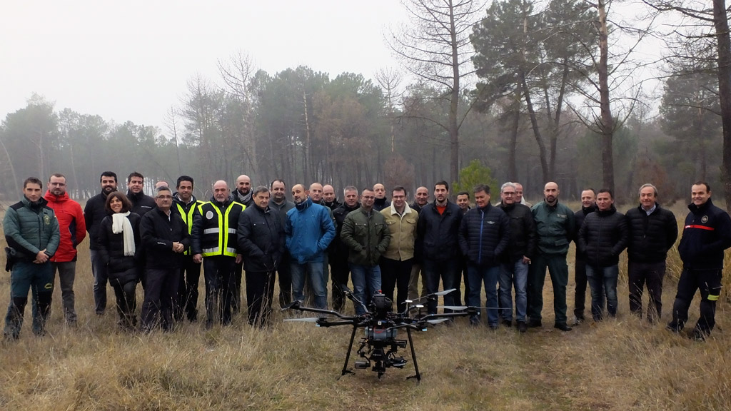 Treinta profesionales conocen el uso de drones en labores de rescate 1 Participantes en la jornada celebrada en la localidad segoviana de Chañe. / el adelantado