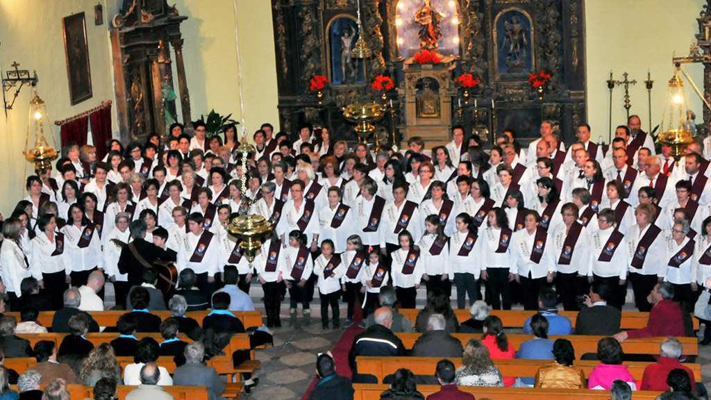 Una actuación de los coros de las Aulas de Convivir Cantando. / el adelantado