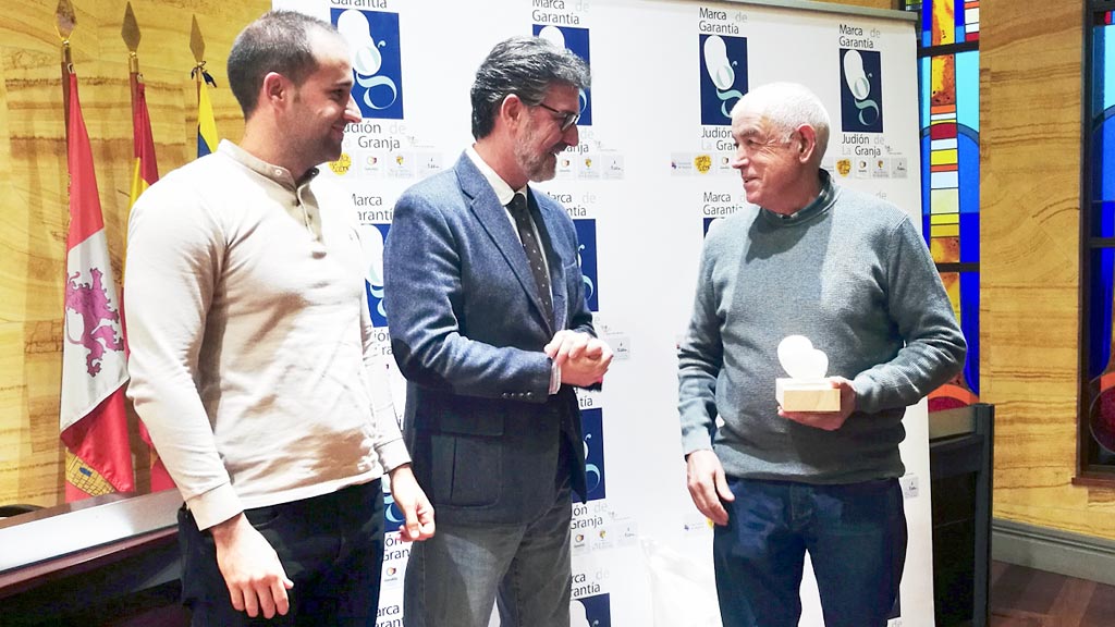 José Dorrego gana el premio a la mejor cosecha de judión de este año 1 El hortelano granjeño recogiendo el premio de manos del alcalde del Real Sitio. / el adelantado