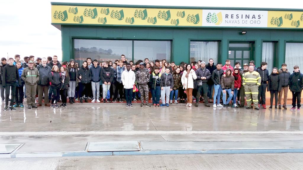 1Los estudiantes, en la fábrica de resinas de la localidad. / el adelantado