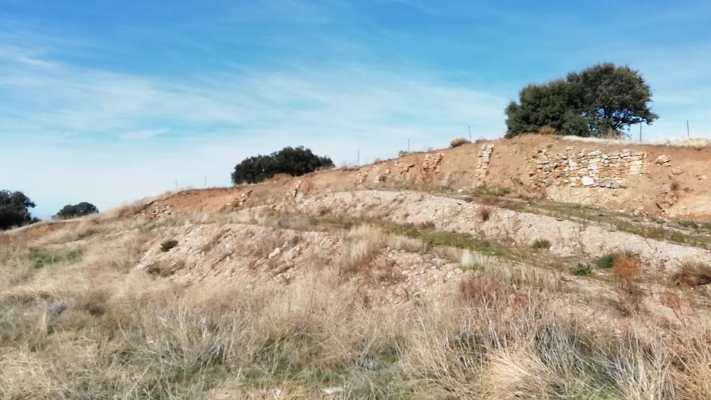 Estado actual en el que se encuentra el yacimiento y el entorno del Cerro de Los Almadenes. / el adelantado