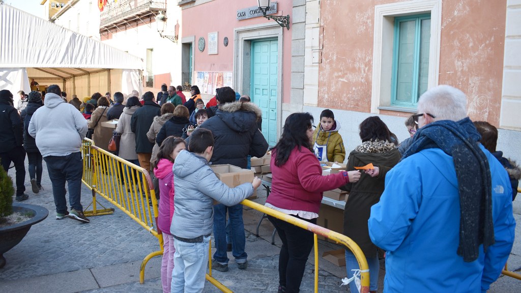 Los participantes en la judiada, recogieron su plato y lo degustaron dentro de la carpa./ francisco sánchez viraz