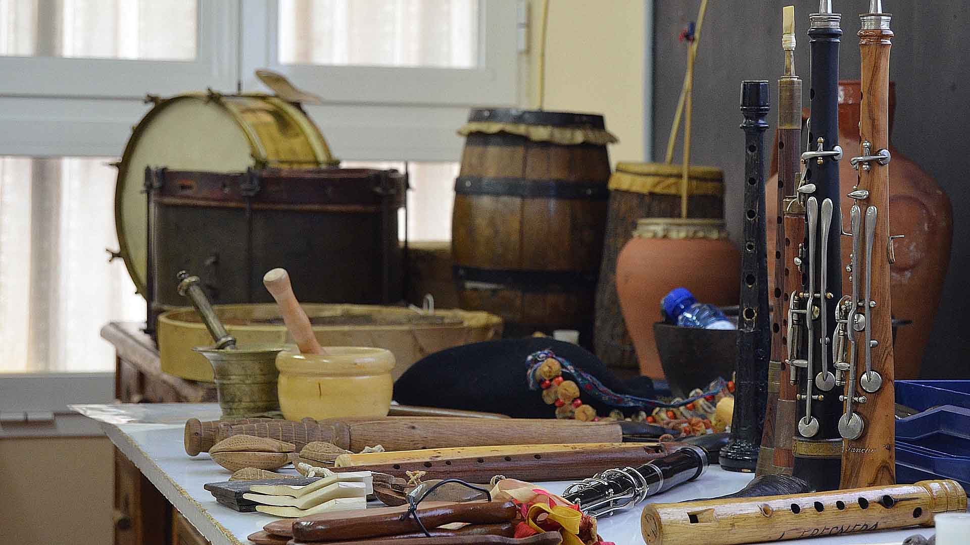 Instrumentos de la colección de Pablo Zamarrón expuestos en las Aulas de Baile y Danza Tradicional IGH 2018 celebradas en Etreros. Foto: E. Maganto, octubre del 2018.